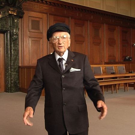 Ben Ferencz im N&uuml;rnberger Schwurgerichtssaal 600, wo er einst Chefankl&auml;ger in einem NS-Prozess war.