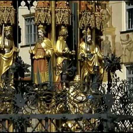 Der Sch&ouml;ne Brunnen in N&uuml;rnberg mit seinen historischen Figuren, noch unverstellt.
