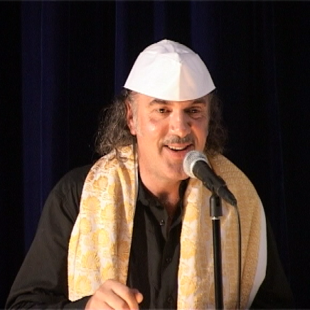 Der N&uuml;rnberger K&uuml;nstler Giorgio Hupfer bei seiner Revue &bdquo;Herz oder Stern&ldquo;.